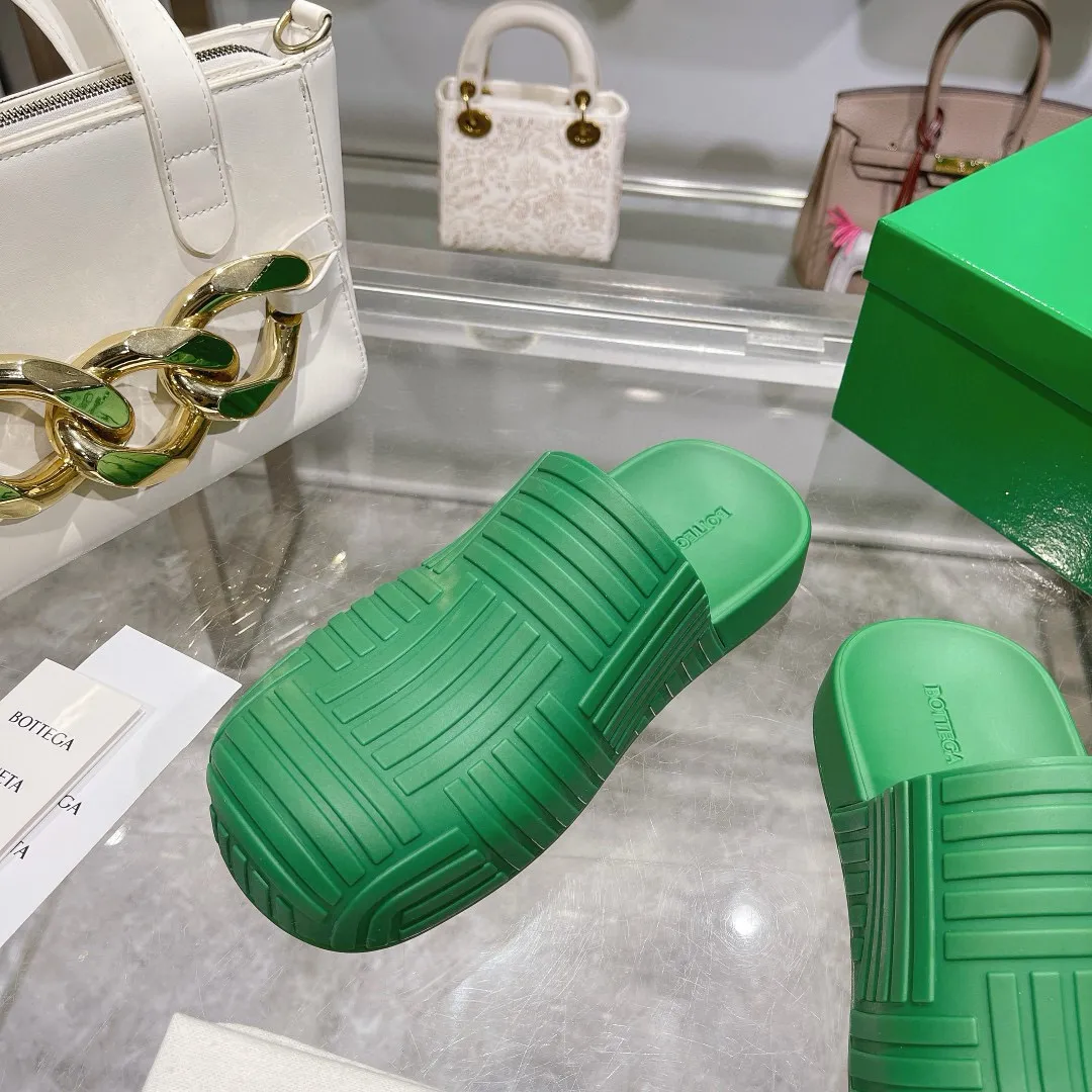 Factory price: 300💰🍀𝐁𝐨𝐭𝐭𝐞𝐠𝐚 𝐕𝐞𝐧𝐞𝐭𝐚 Bottega Veneta BV new men's woven surface ultra-light rubber garden shoes It looks good and is easy to wear. It is perfect with straight wide-leg pants, okay? It can also be worn in the summer, and it has characteristics for daily use, which is very BV~ The thickened toe box is slightly tilted like a derby, which is easy to match. The inner forefoot has texture that matches the sole of the foot. It is not made of rain boots with fleshy materials, which is more comfortable. M𝐁𝐨𝐭𝐭𝐞𝐠𝐚 𝐕𝐞𝐧𝐞𝐭𝐚 Bottega Veneta's new men's woven top ultra-light rubber garden shoes are good-looking and easy to wear. They are perfect with straight wide-leg pants, okay? 🐸It can also be worn in summer, and it has characteristics for daily life, which is very BV~ The thickened toe cap is slightly tilted like a derby, which is a good match. The inner forefoot has a pattern that matches the sole of the foot. It is not made of rain boots made of fleshy material, which is more comfortable. SIZE: 35-46 (45 and 46 are custom-made and cannot be returned or exchanged)